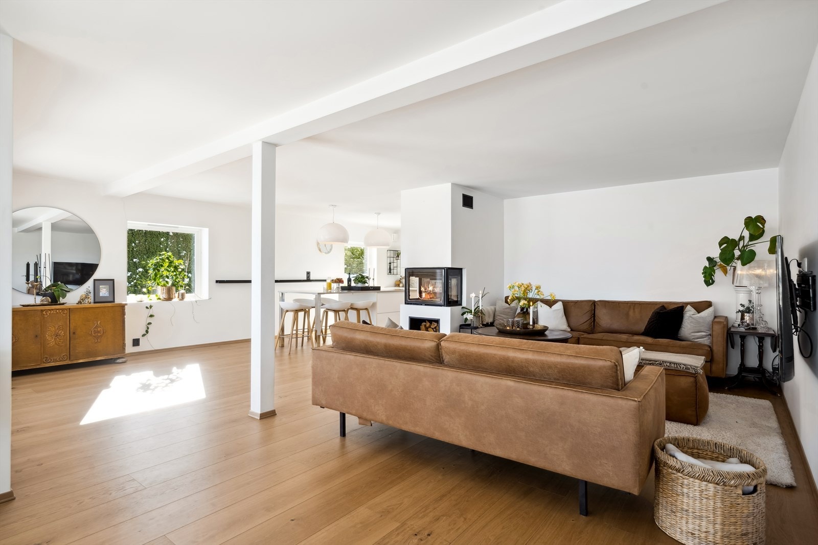 Stue og kjøkken er i delvis åpen løsning Galleribilde