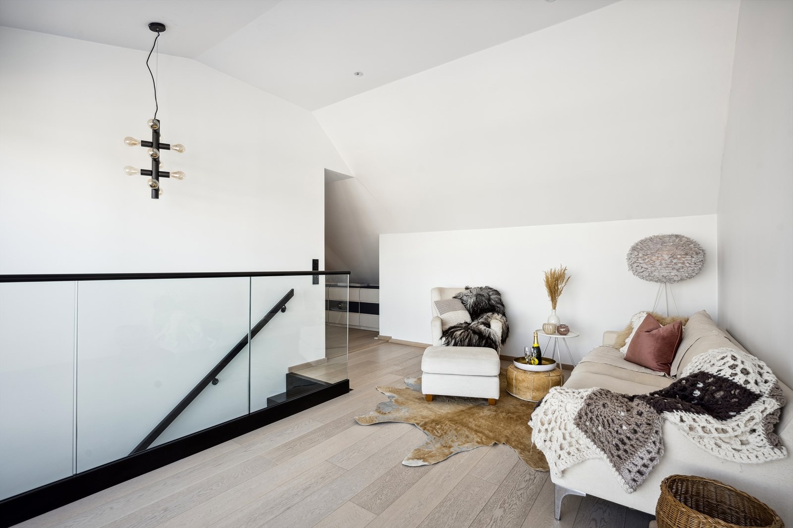 I andre etasje er det en koselig loftsstue Galleribilde