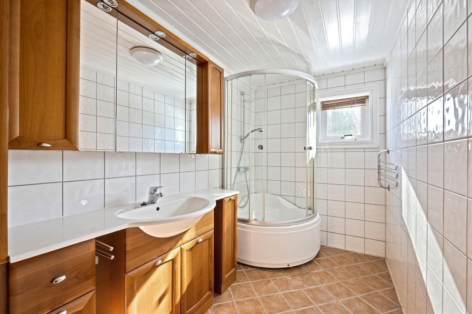 Vaskerom/bad med dusjkabinett, baderomsinnredning og opplegg for vaskemaskin Galleribilde