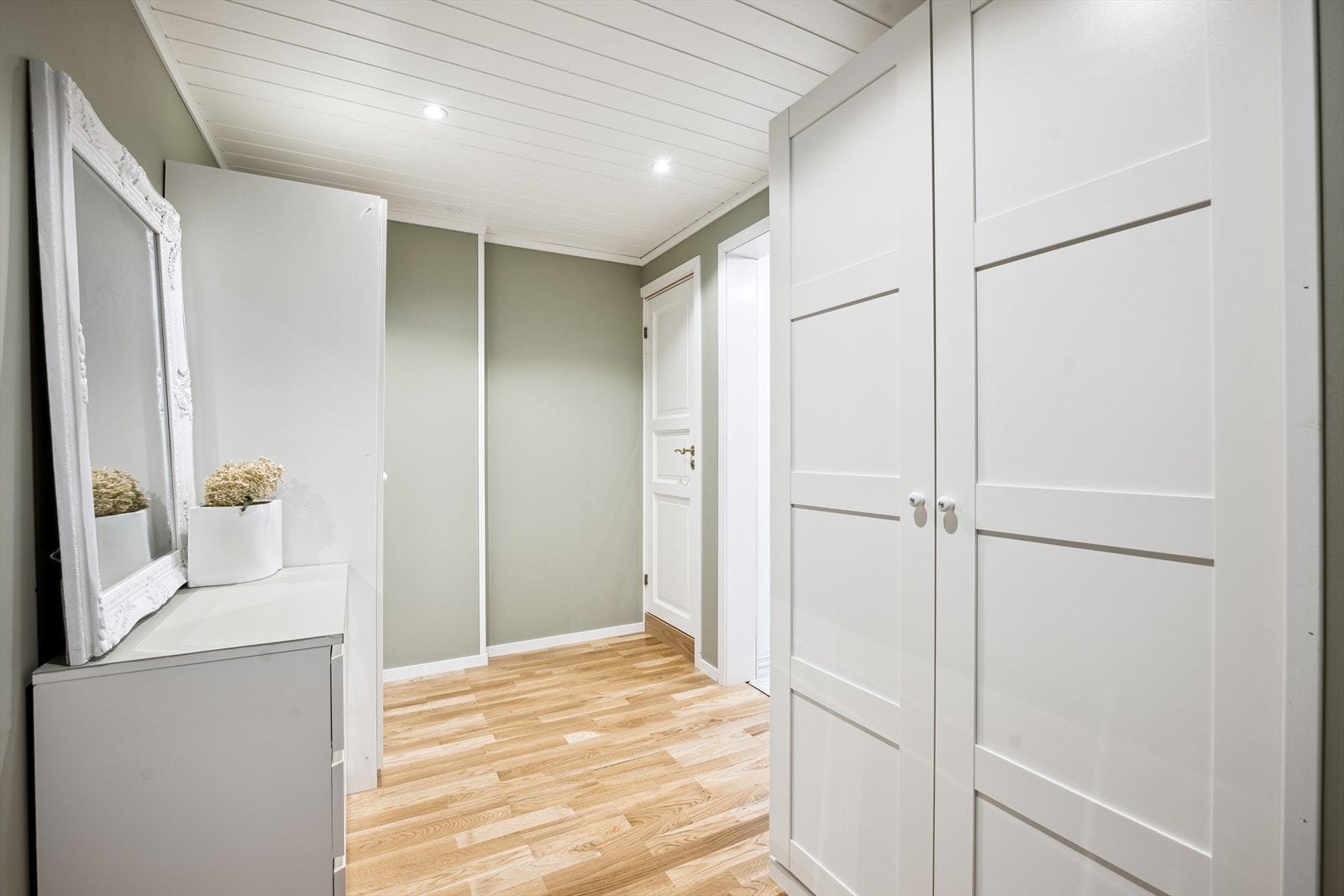 I første etasje er det også gang til vaskerom/bad og bod Galleribilde