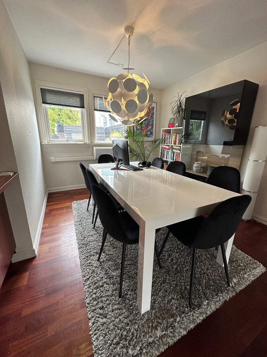 Spisebord/stue Galleribilde