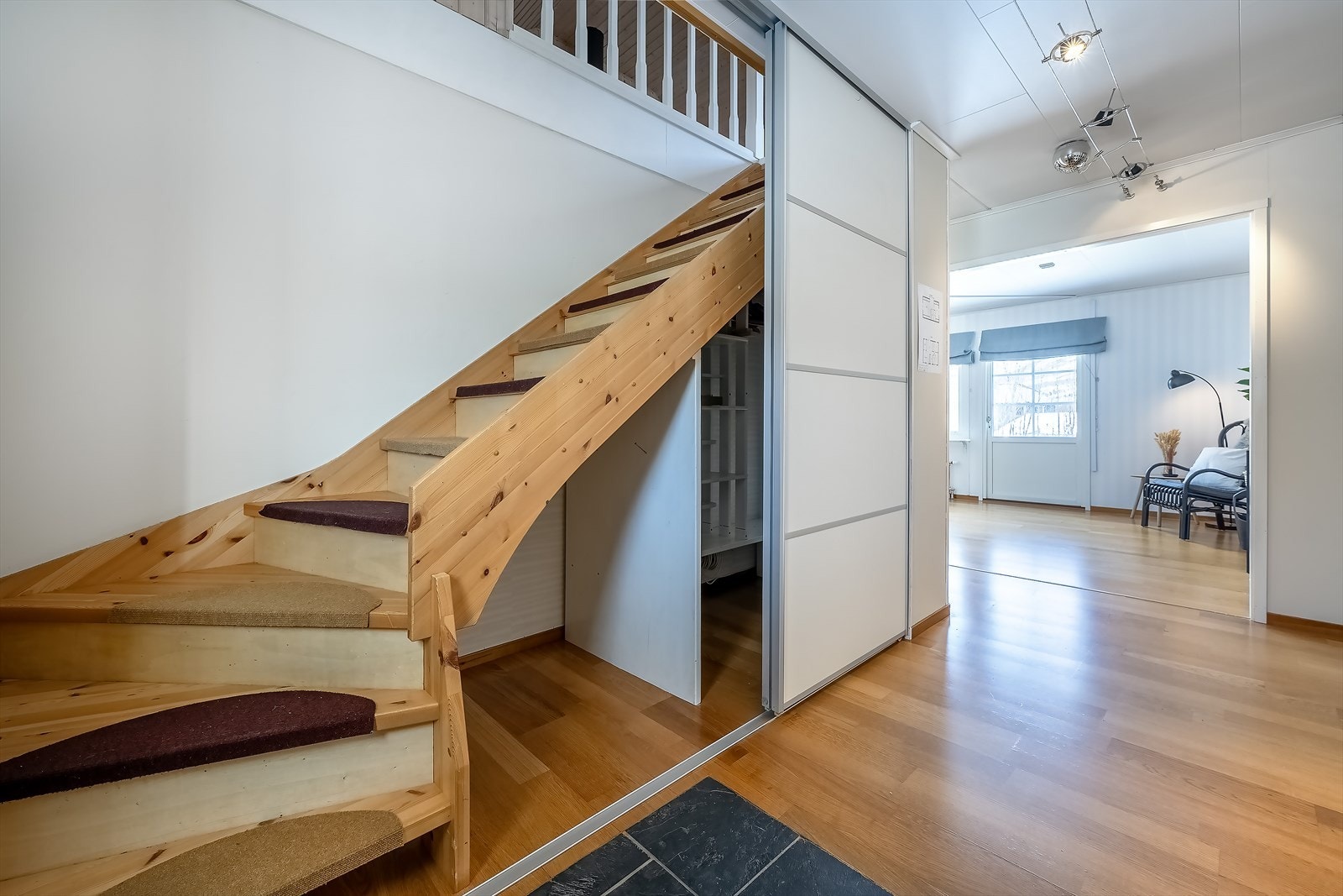 Yttergang/entré med trapp til 2. etasje og praktisk garderobeplass under trappa Galleribilde