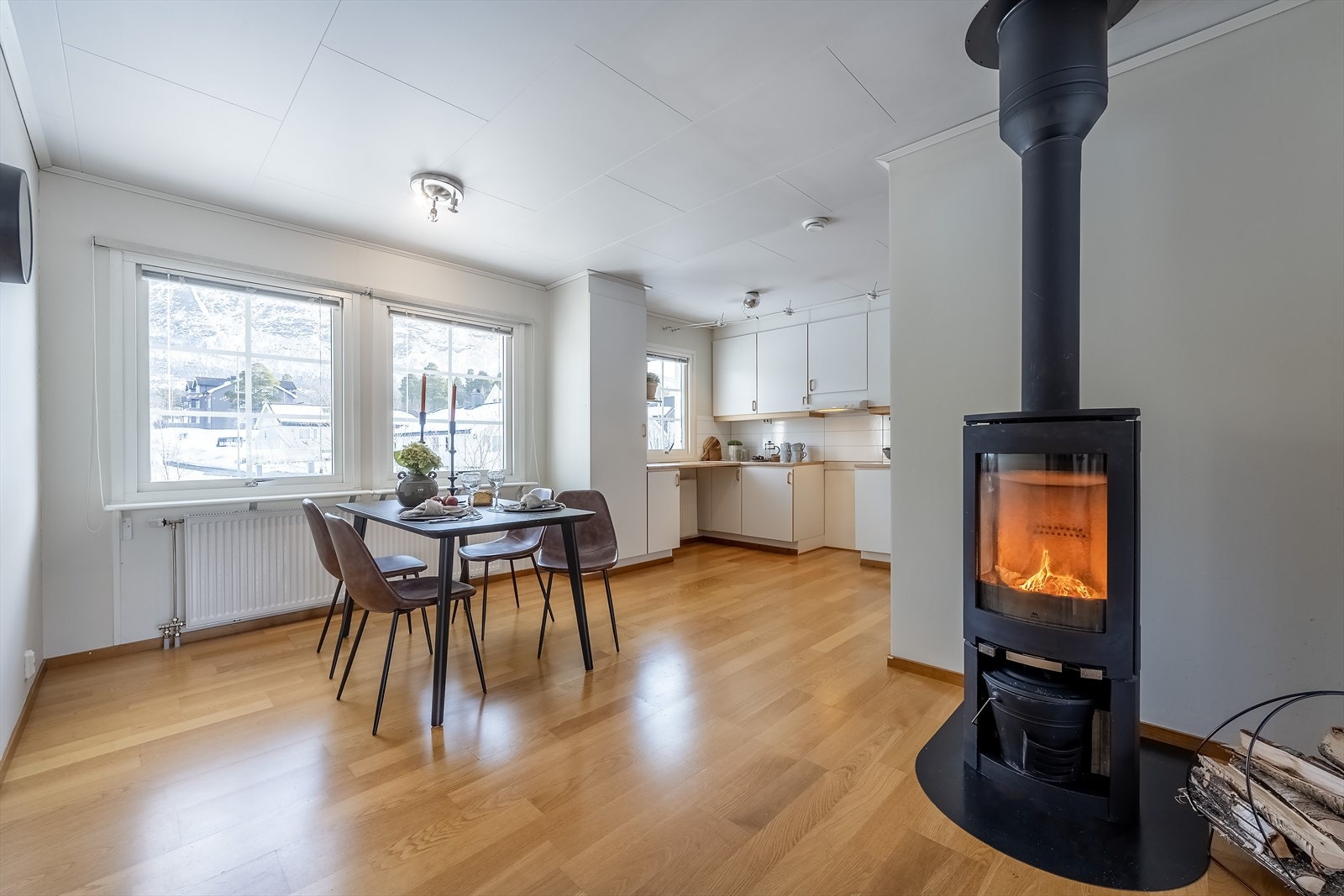 Stue med åpen løsning mot spisestue og kjøkken Galleribilde