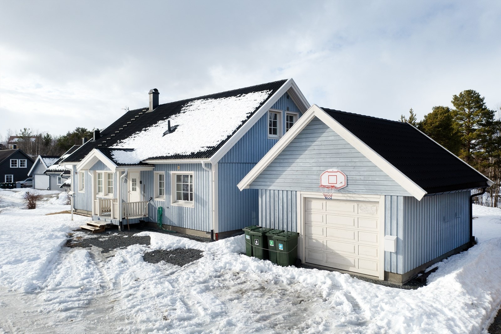 Frittstående garasje med lagringsloft og vedskjul i bakkant Galleribilde