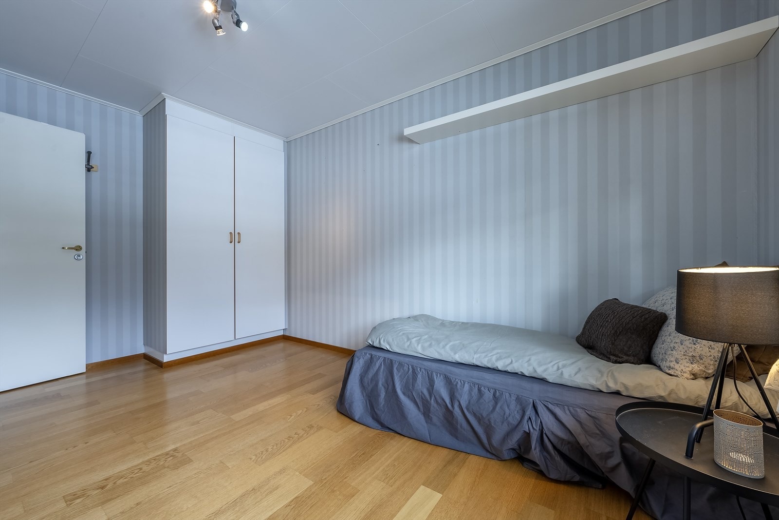 Rommet har plassbygd garderobeskap Galleribilde