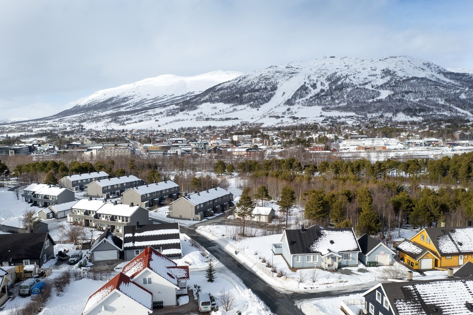 Eiendommen ligger i et rolig og barnevennlig boligområde øst i sentrum, nært det populære utfartsområdet i Kåsen samt golfbane, curlinghall, skistadion og skytteranlegg Galleribilde