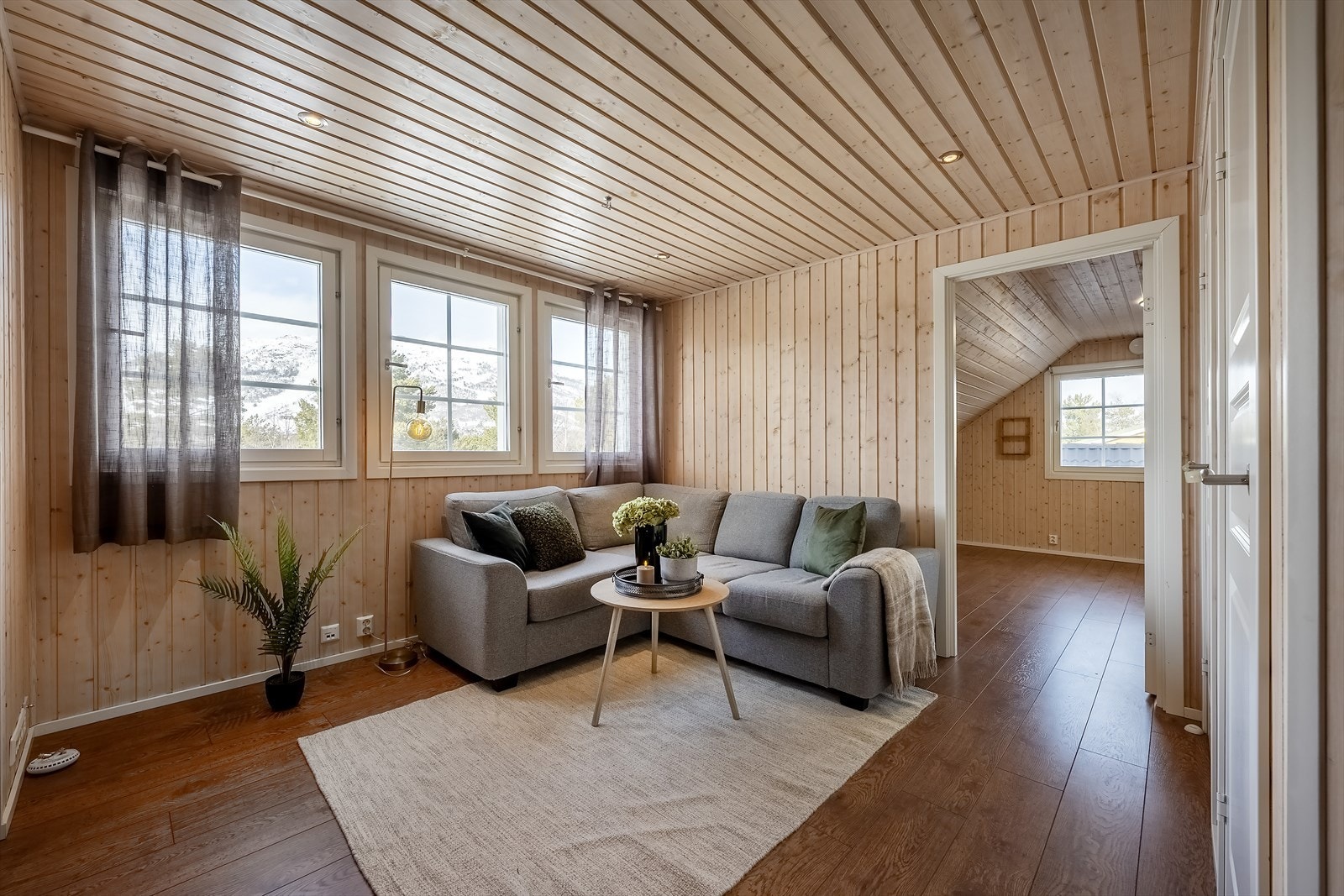 Boligens 2. etasje ble innredet i 2012/2013 og rommer loftstue, to soverom, bad og bod Galleribilde