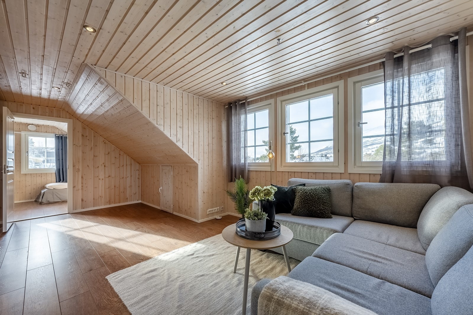 Loftstue med utsikt mot skiheisene Galleribilde