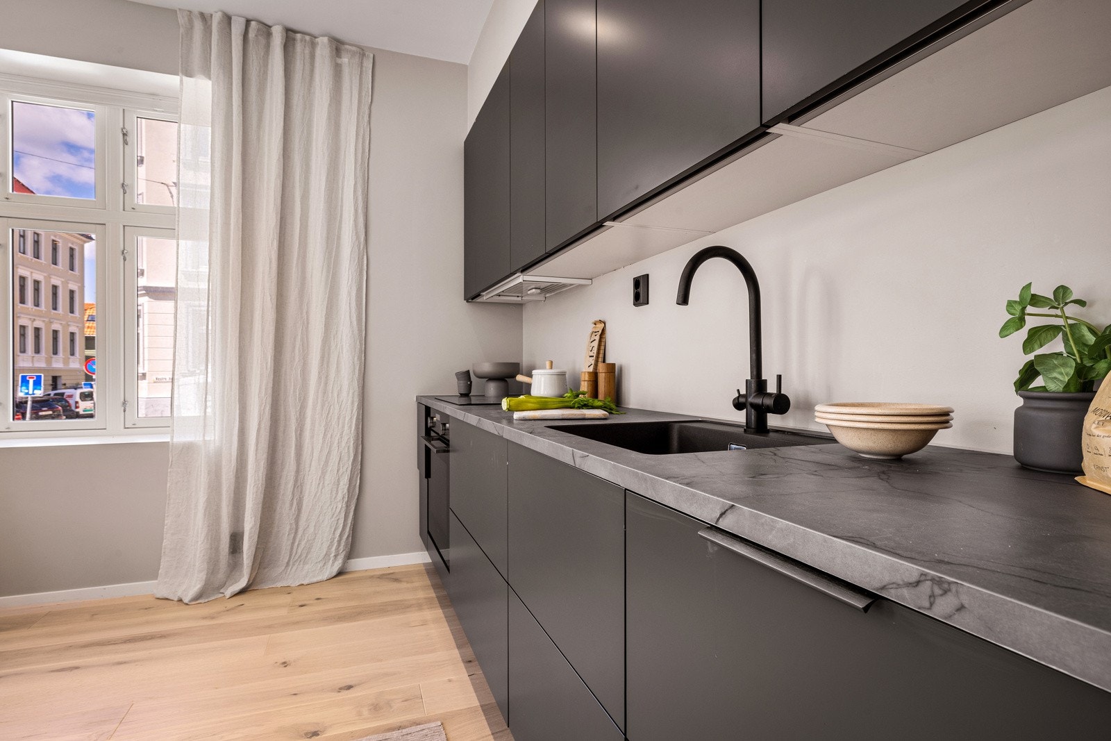 Under overskapene er det integrert led-belysning. Galleribilde