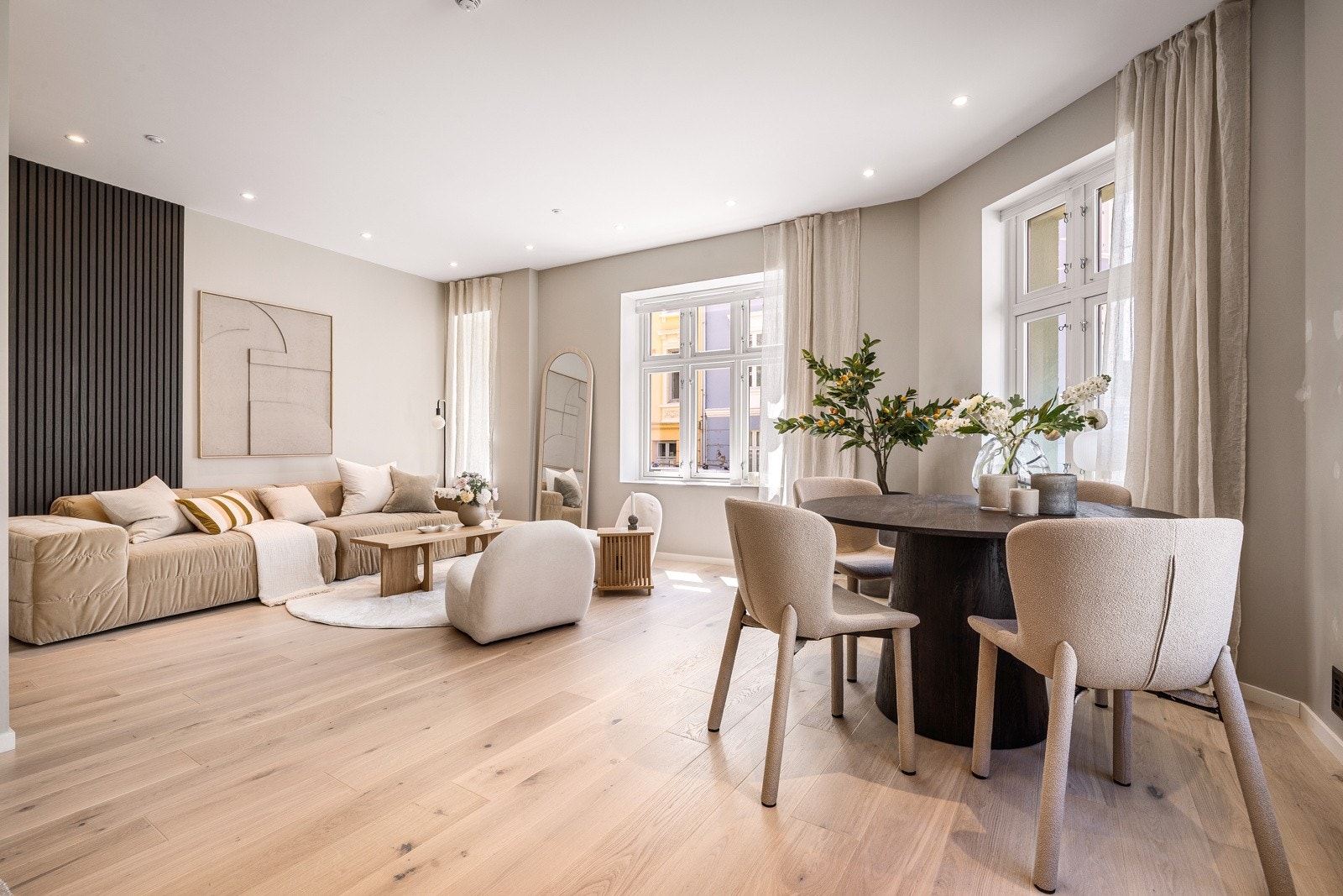 Leiligheten har takhøyde på hele 2,7 meter og store vinduer, noe som gjør den meget lys og innbydende. Galleribilde