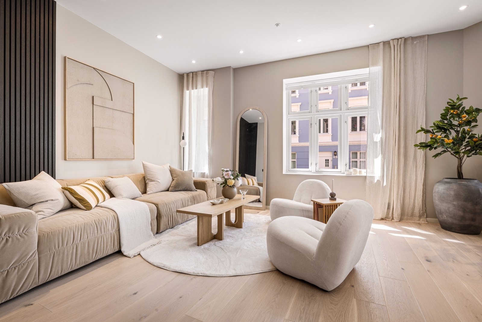 Stuen oppleves romslig og har god plass til en generøs sittegruppe og spisebord. Galleribilde