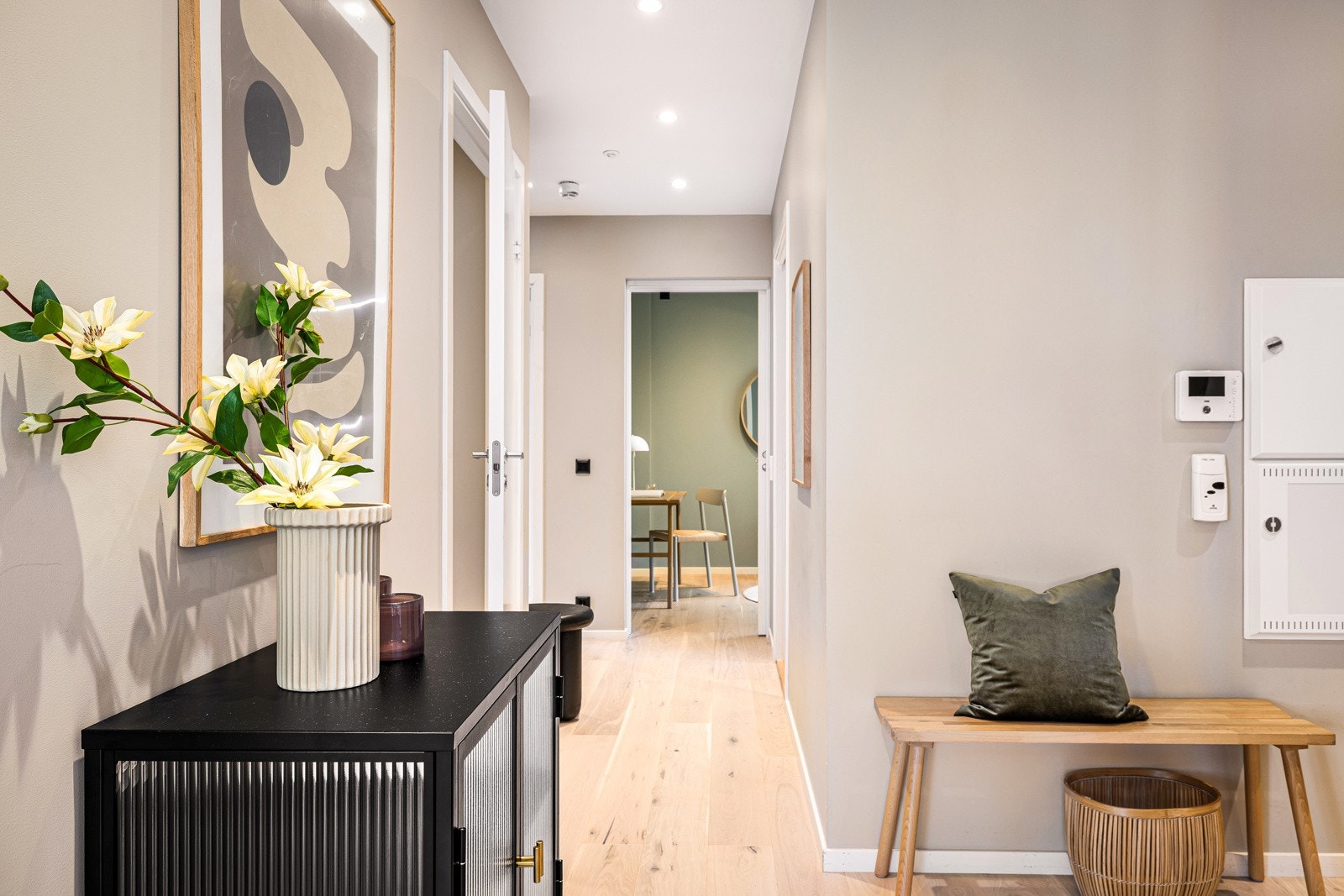 Det er spottbelysning i gang, bad og stue/kjøkken. Galleribilde