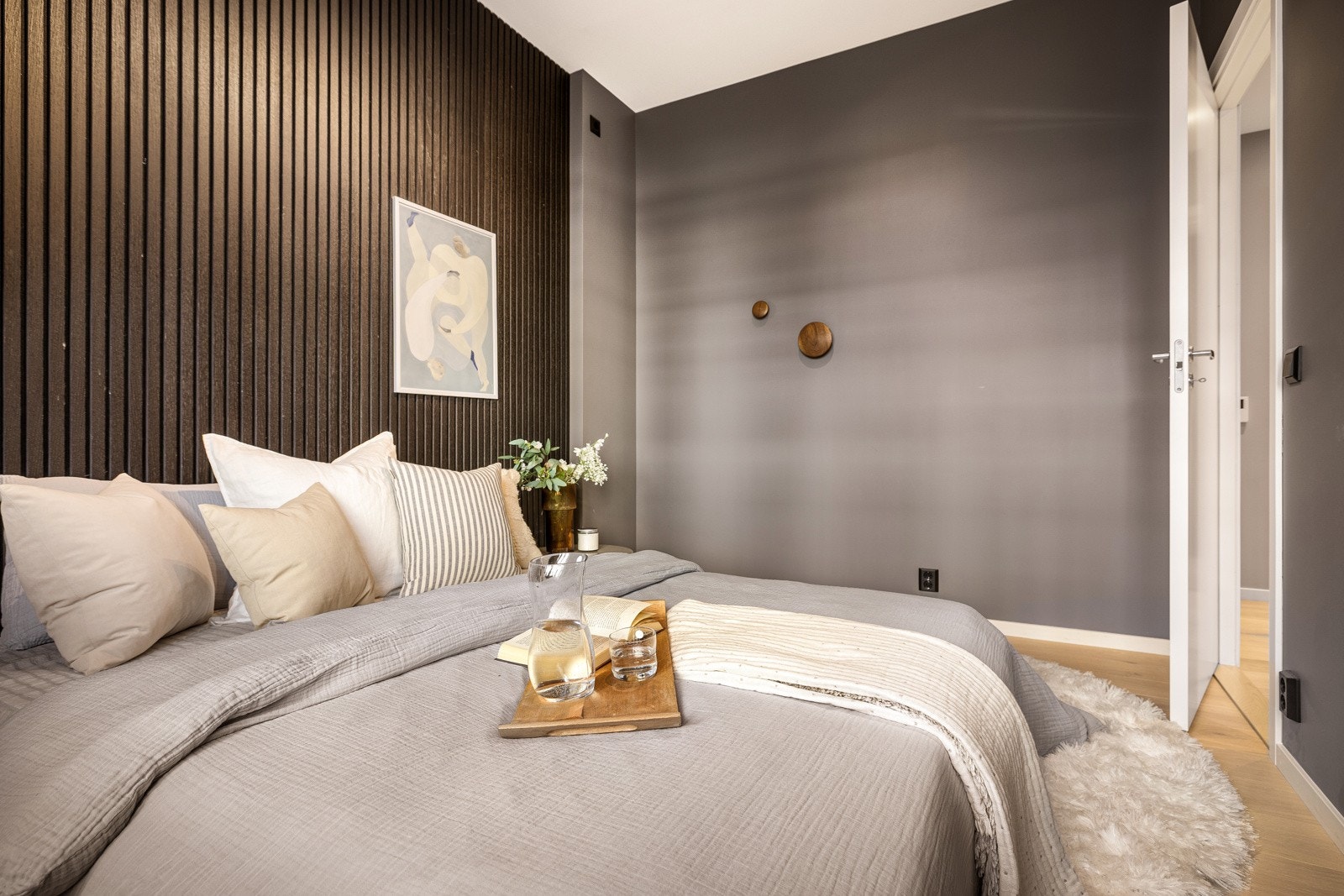 Det er god plass til garderobeskap på soverommet. Galleribilde