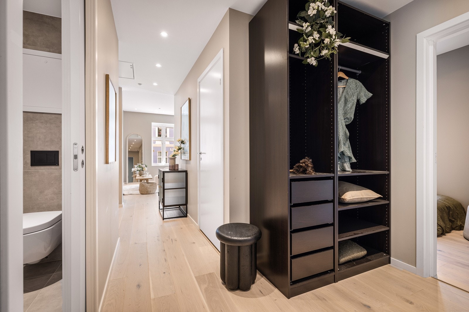 Innerst i gangen er det ytterligere oppbevaringsplass. Galleribilde