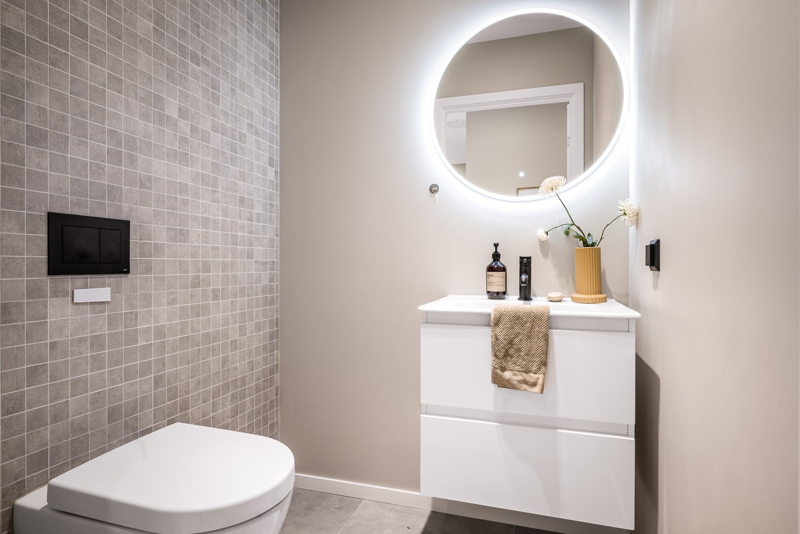 Gjestetoalett på 1,9 kvm med adkomst fra gangen. Galleribilde