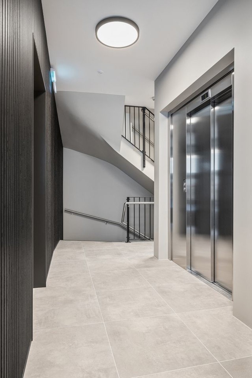 Det er heis i bygget som går ned i underetasjen hvor det er bod og sykkelparkering. Galleribilde