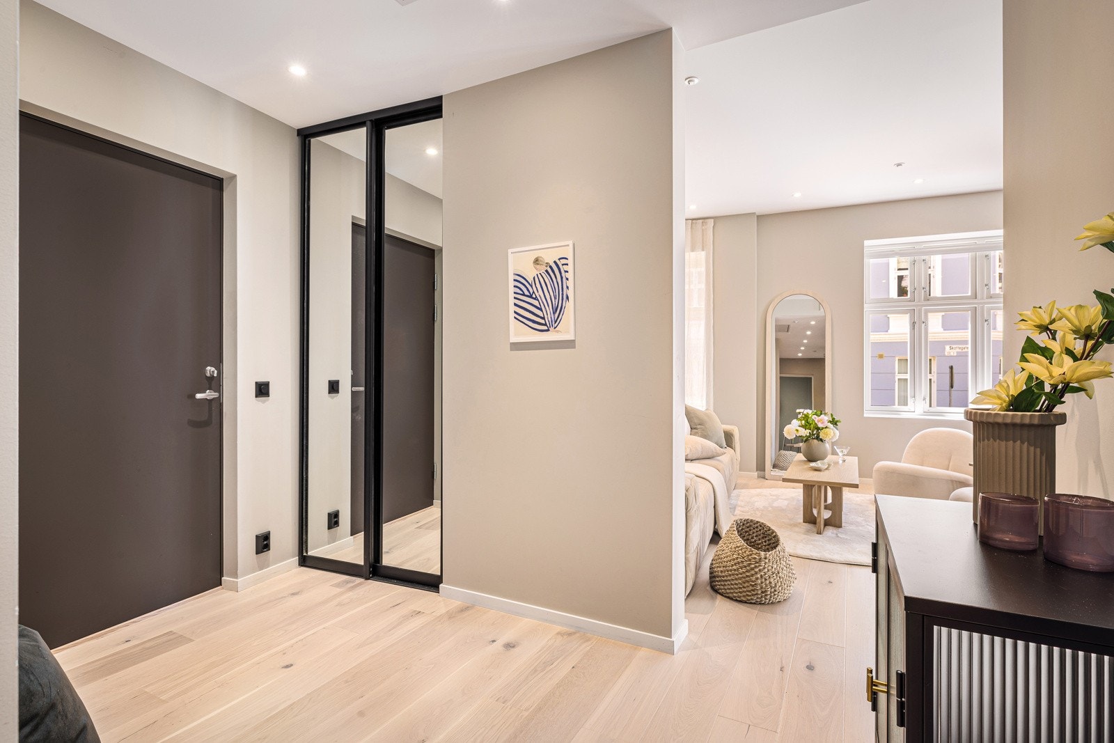 I inngangspartiet er det skyvedørsgarderobe med speilfronter samt plass til gangmøblement. Galleribilde