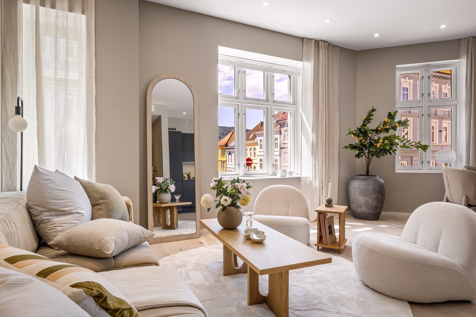 Det er montert plissegardin på flere av vinduene slik at man enkelt kan skjerme for innsyn. Galleribilde