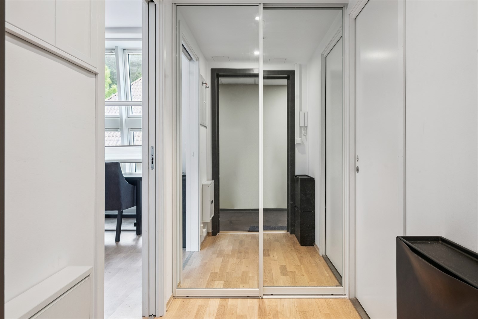 Gang med skyvedørsgarderobe Galleribilde