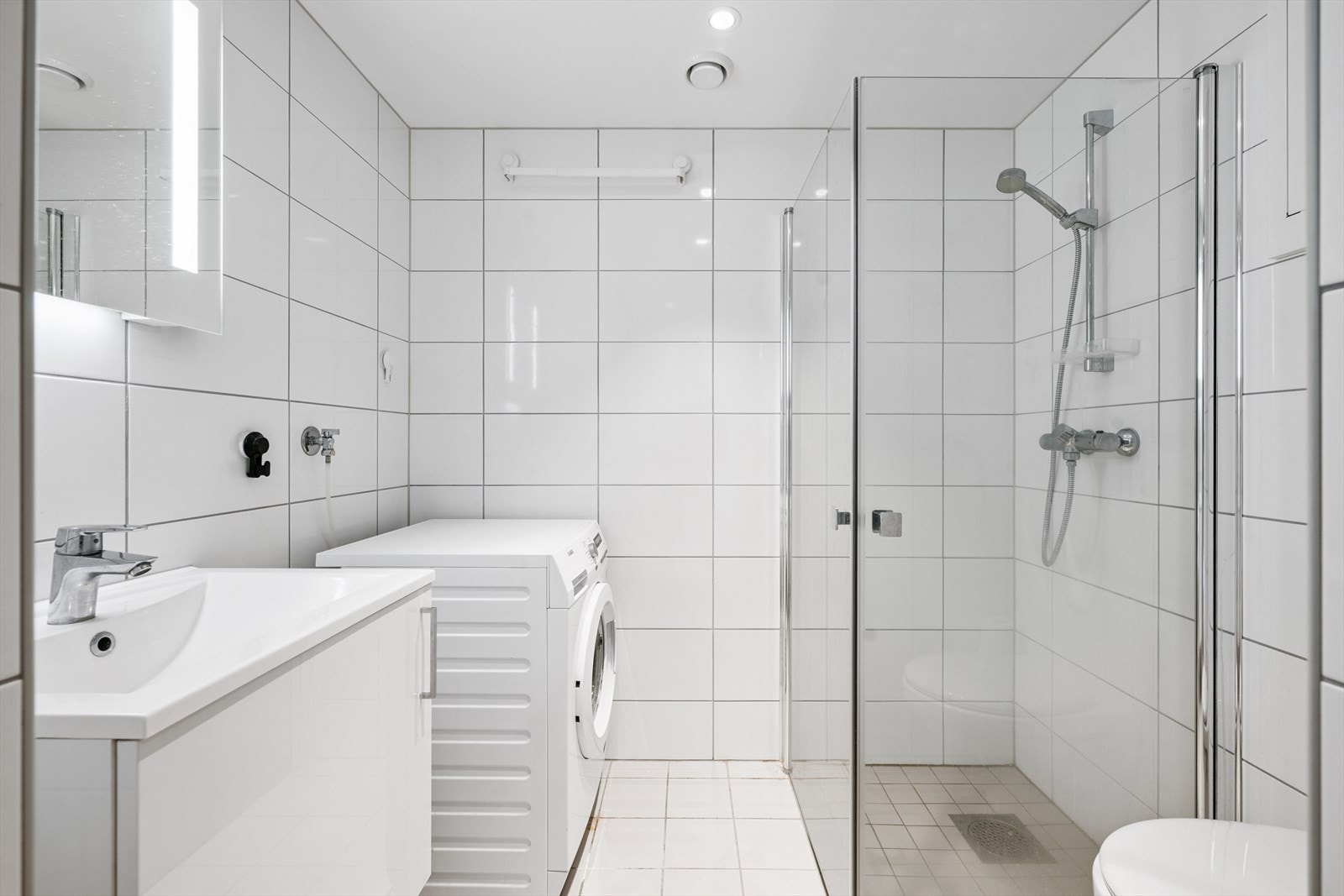 Flislagt bad med varmekabler i gulv. Varmtvann er inkl i felleskostnadene Galleribilde