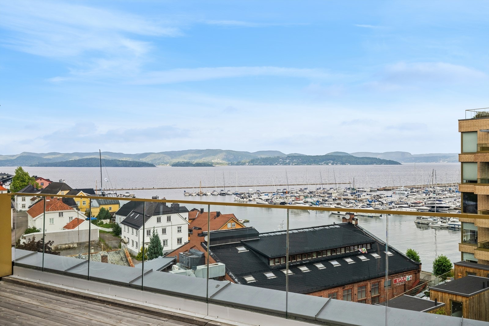 Utsikt fra takterrassen (ikke fra takparsellen til denne leiligheten) Galleribilde