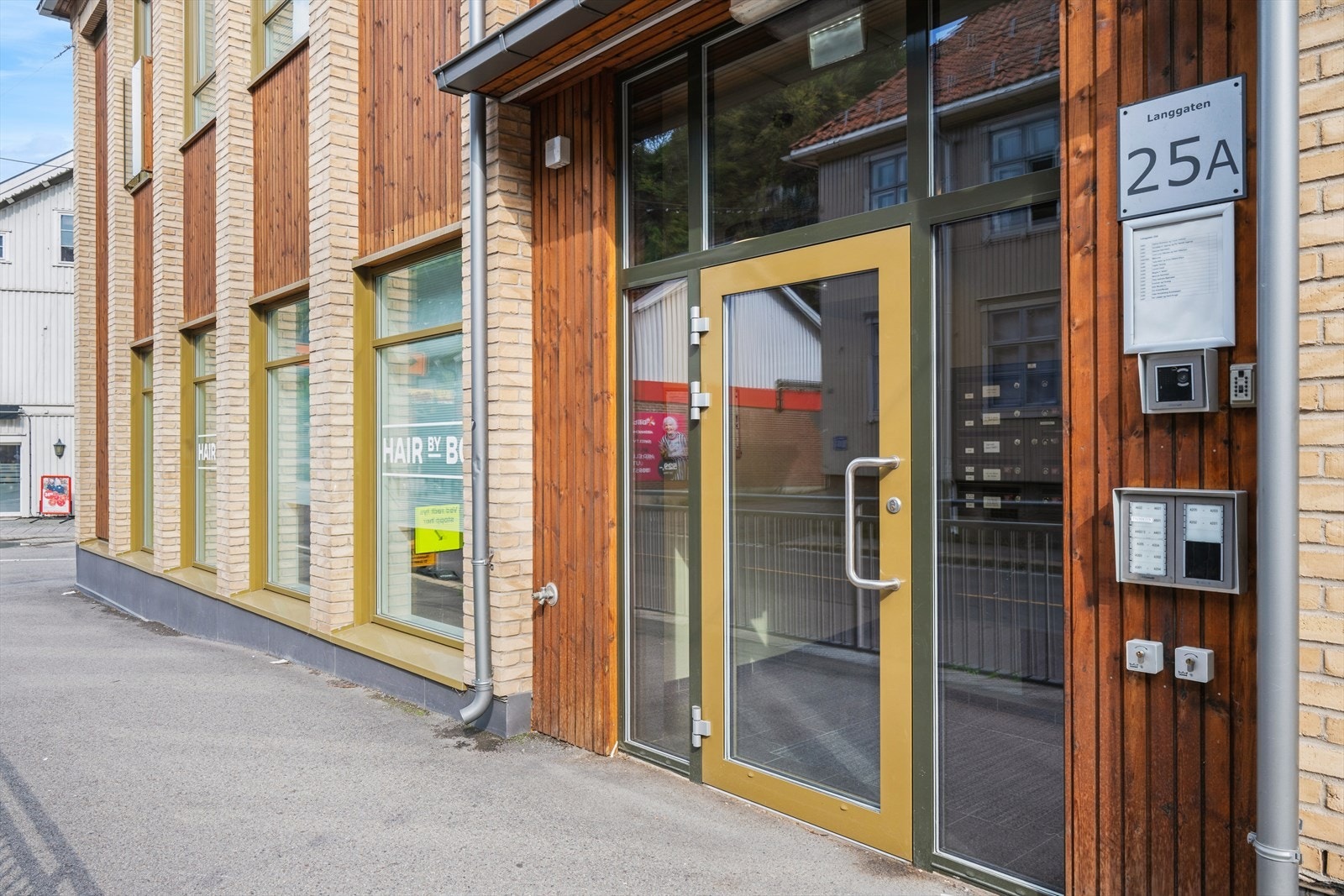 Inngangsdør ved siden av kid interiør. Det er heis opp til leiligheten Galleribilde