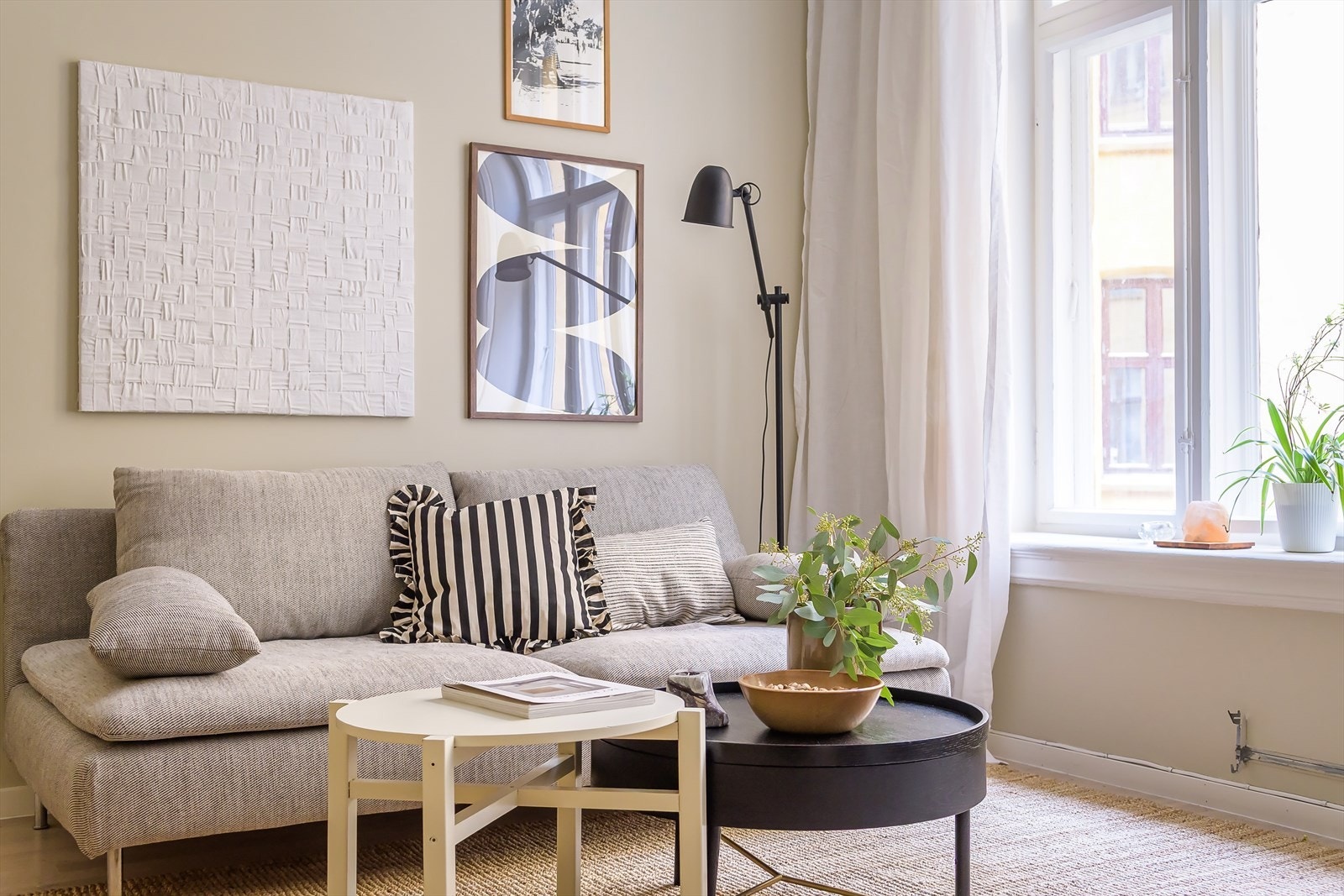 Stuen har en smart og arealeffektiv planløsning med god plass til både sofa, spisebord og annet ønsket møblement. Galleribilde