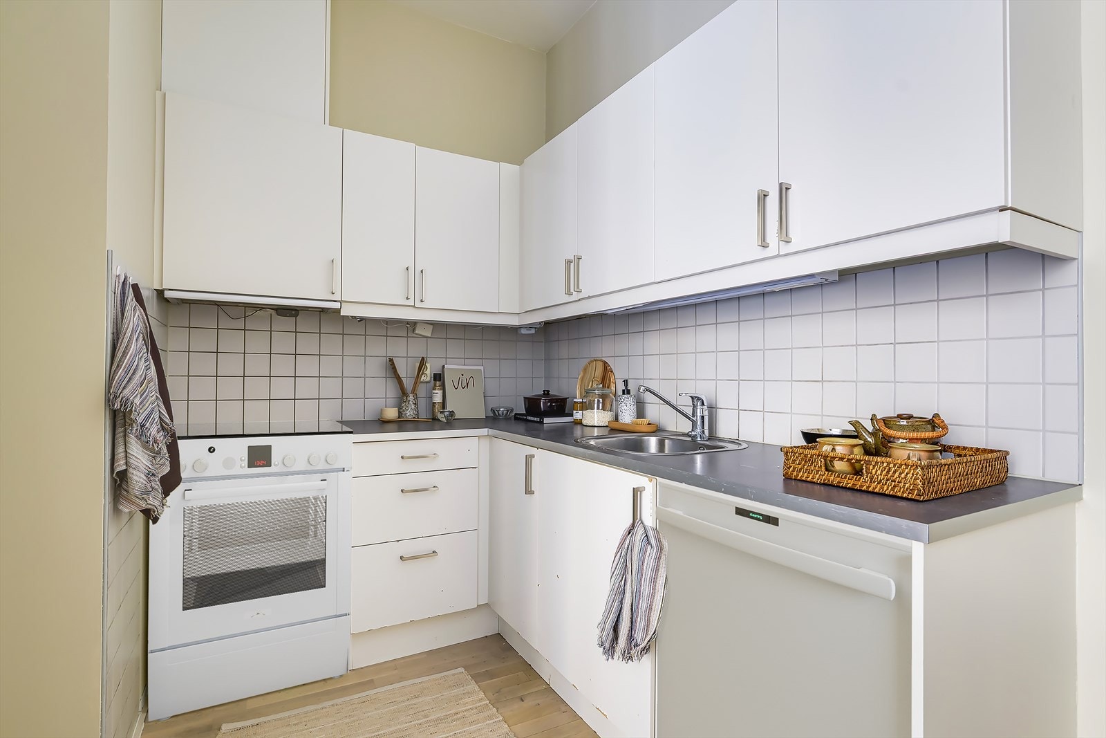 Pent Sigdal-kjøkken med plass til frittstående hvitevarer. (Hvitevarer satt inn digitalt på bildet) Galleribilde