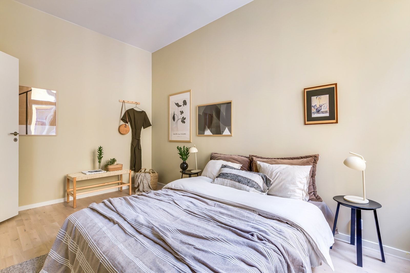 Rommet har god plass til nattbord og garderobeløsning. Galleribilde