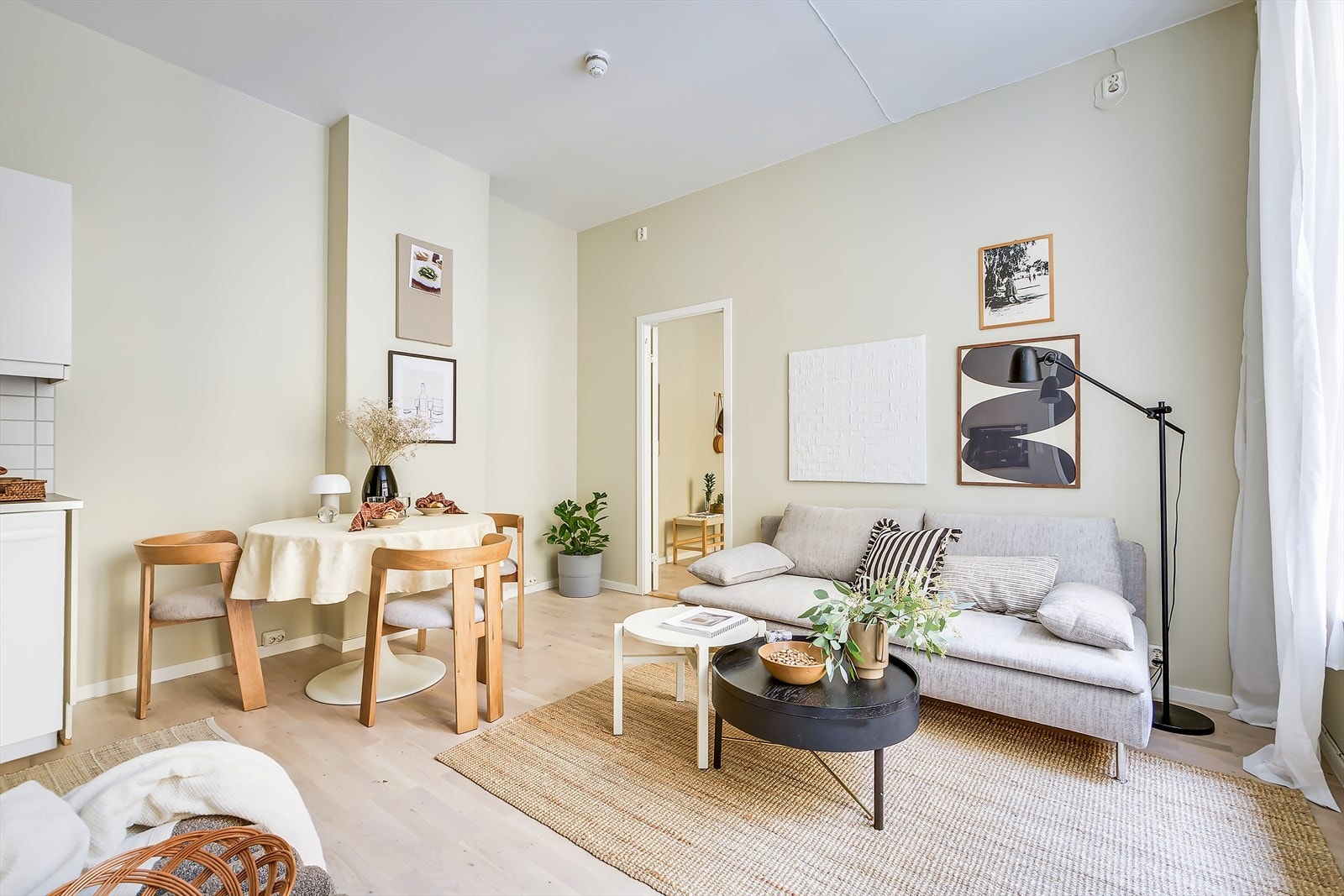 Dette er en lys og delikat 2-roms som ligger i en klassisk bygård. Galleribilde