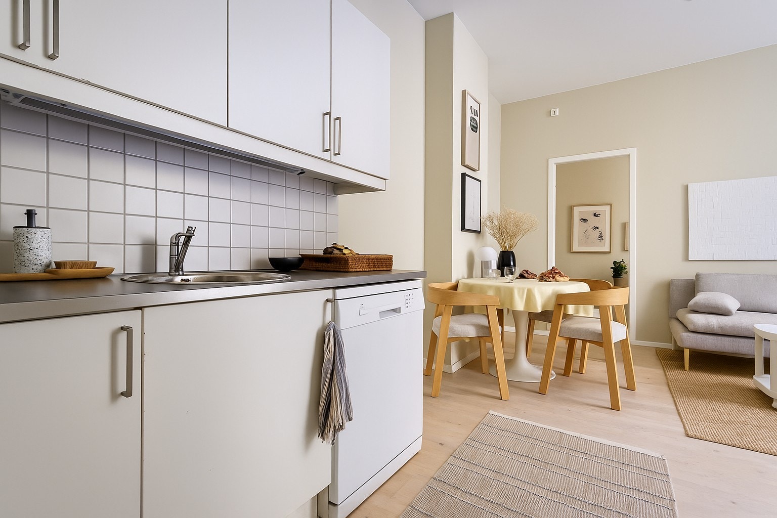 Plassen er godt nyttet med rikelig skap- og benkeplass. Kjøkkenet er delvis skjermet fra stuen samtidig som det er i en åpen løsning. Galleribilde