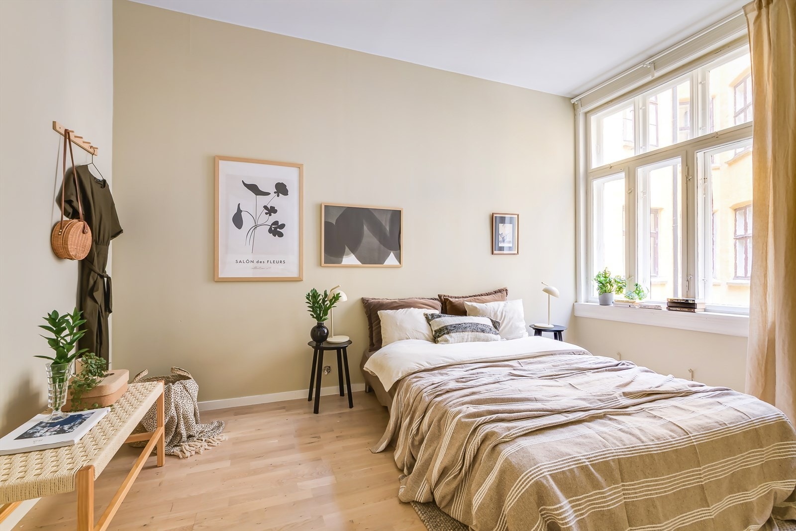 Stort og luftig soverom med god plass til dobbeltseng og tilhørende møbler. Galleribilde