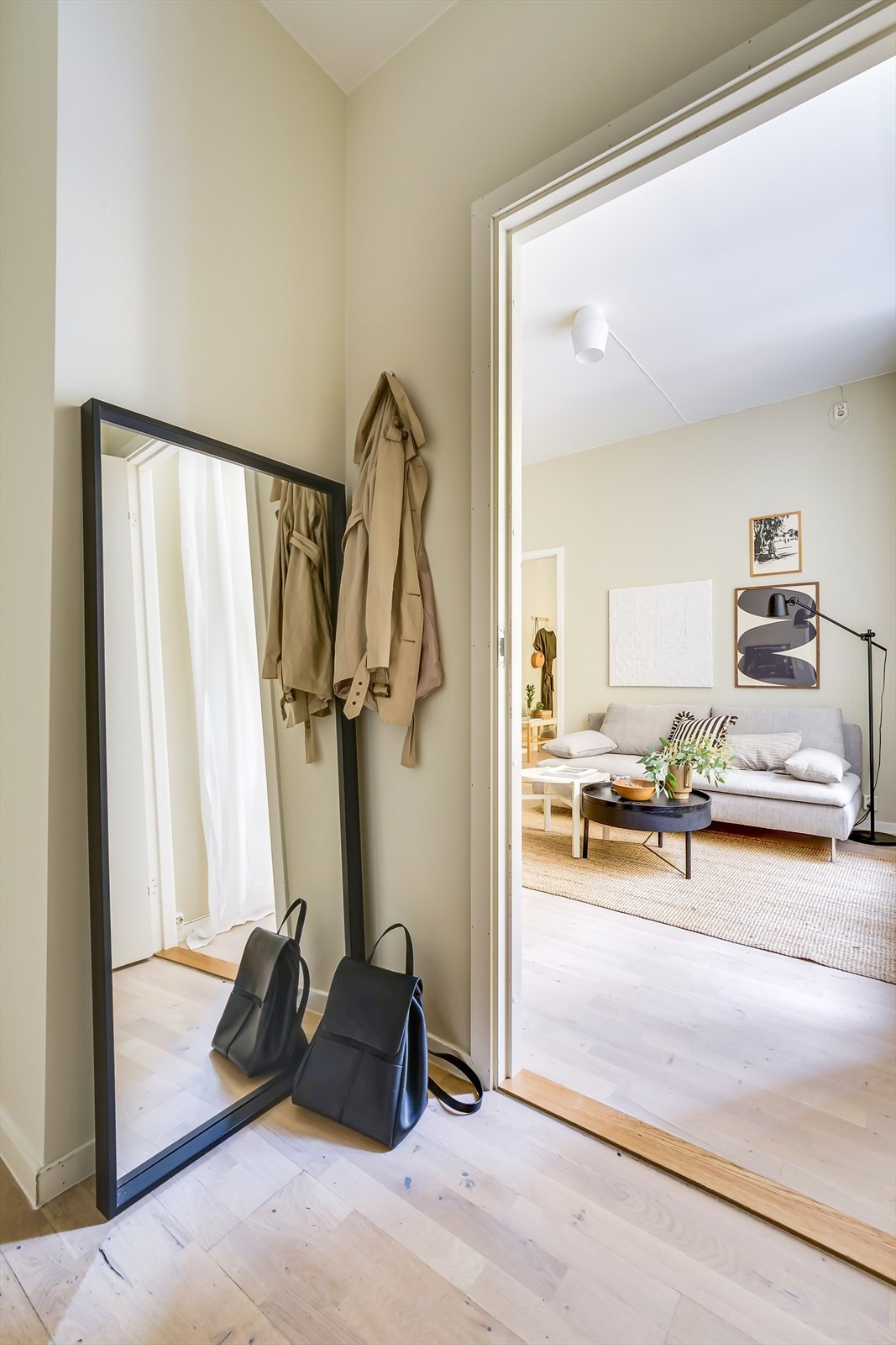 Entréen er malt i en lun og behagelig farge som bidrar til en trivelig velkomst. God plass for oppbevaringsløsninger. Galleribilde