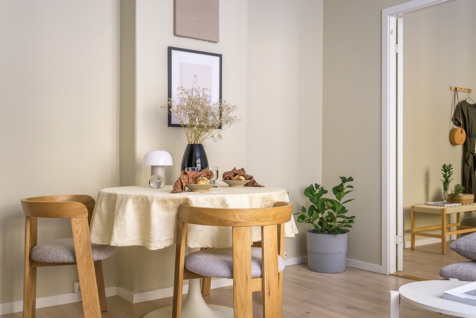 Det er en naturlig plass for spisebord i den åpne stue/kjøkken løsningen. God plass for å invitere gjester til et hyggelig måltid. Galleribilde