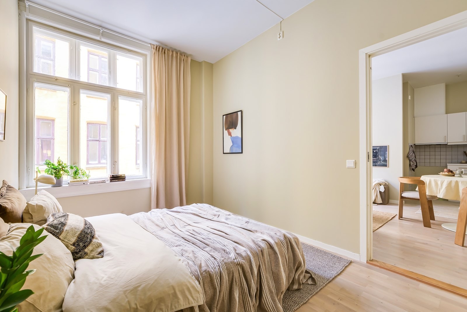 Rommet har god takhøyde og store vindusflater som slipper inn godt med dagslys. Galleribilde