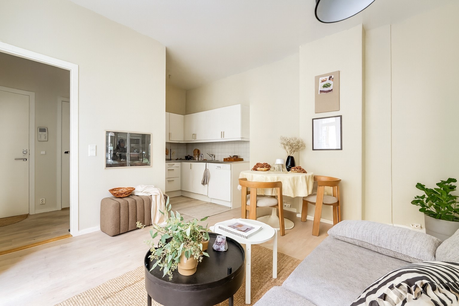 Hele leiligheten er malt i lune og behagelig farger, med pent parkettgulv. Galleribilde