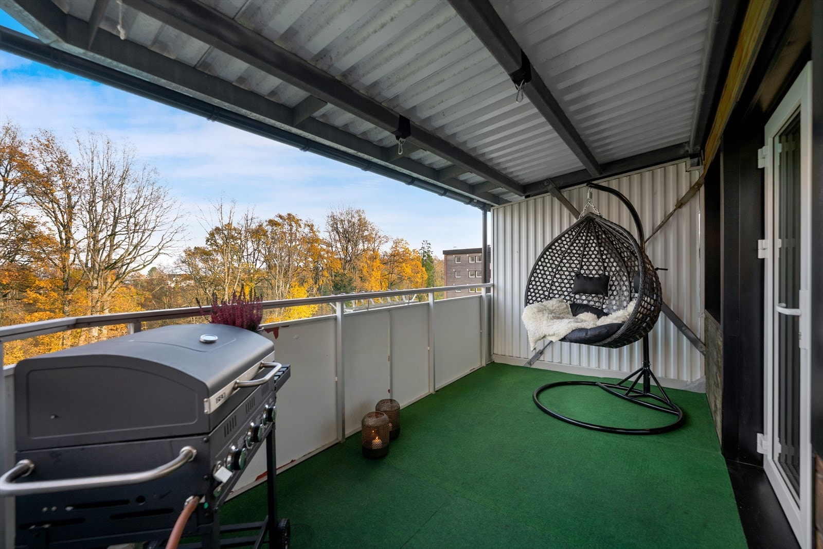 Usjenert balkong på ca 10 kvm med hyggelig utsikt Galleribilde