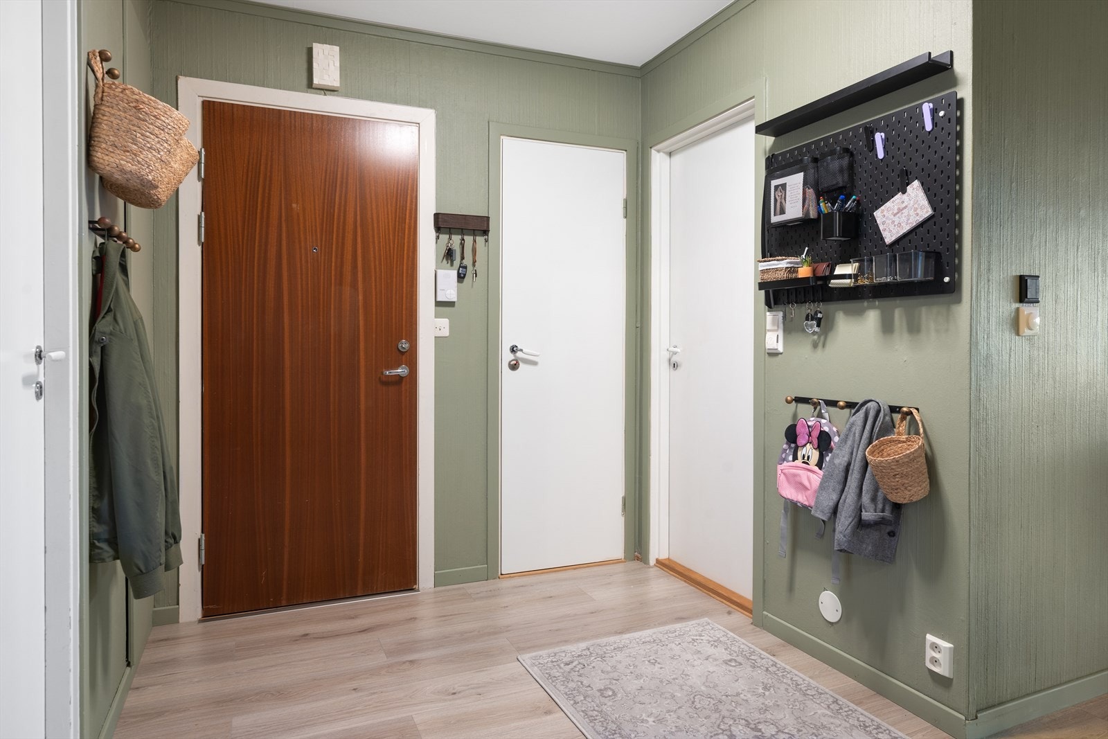 Gang med plass til å henge fra seg yttertøy Galleribilde