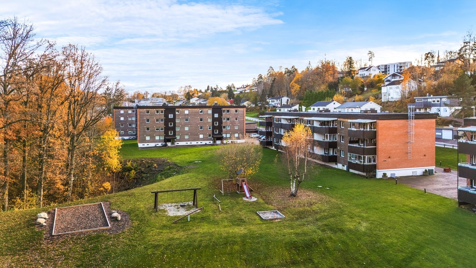 Her kan barna boltre seg på borettslagets tomt Galleribilde
