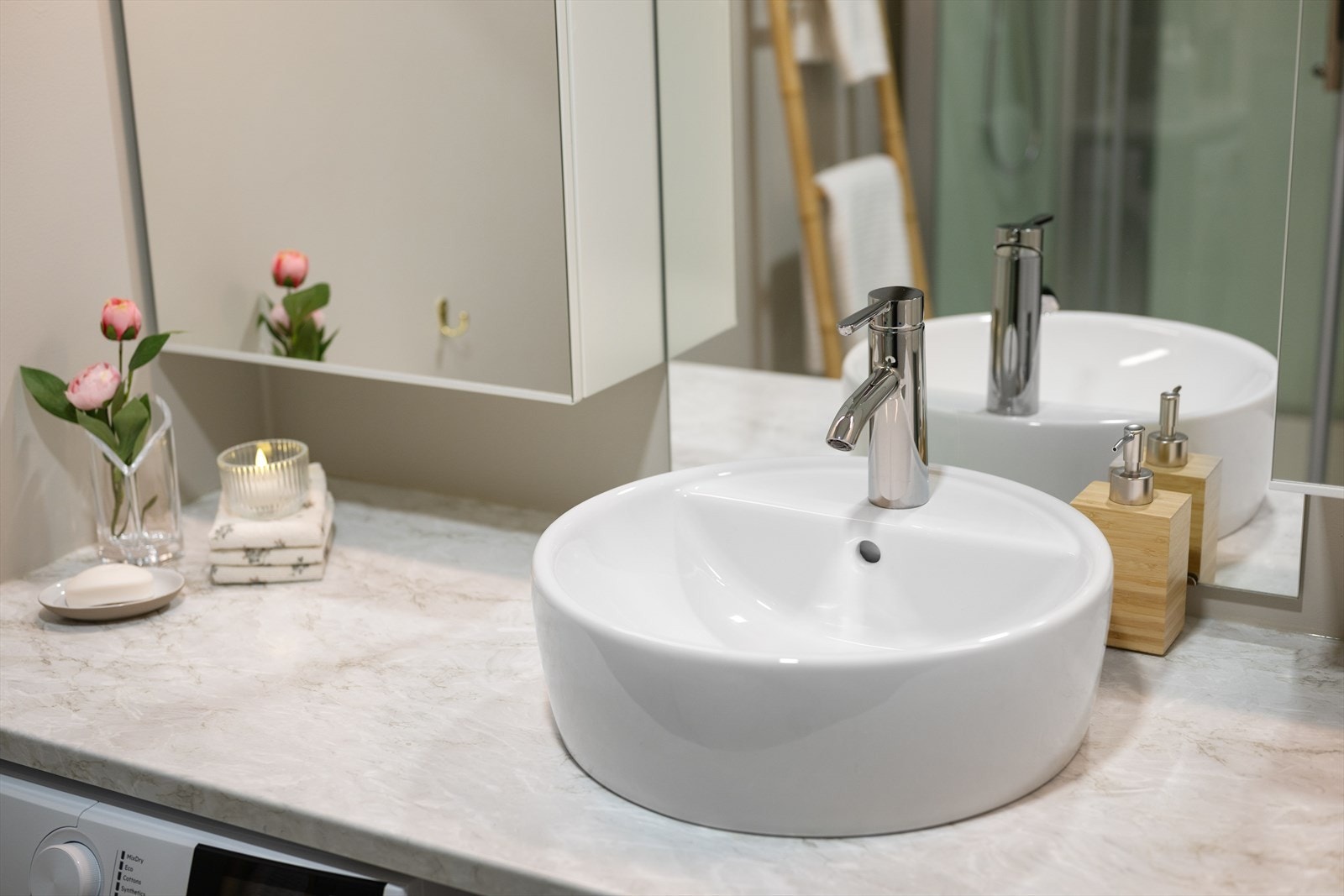 Benkeplate og speilskap er fra 2025 Galleribilde