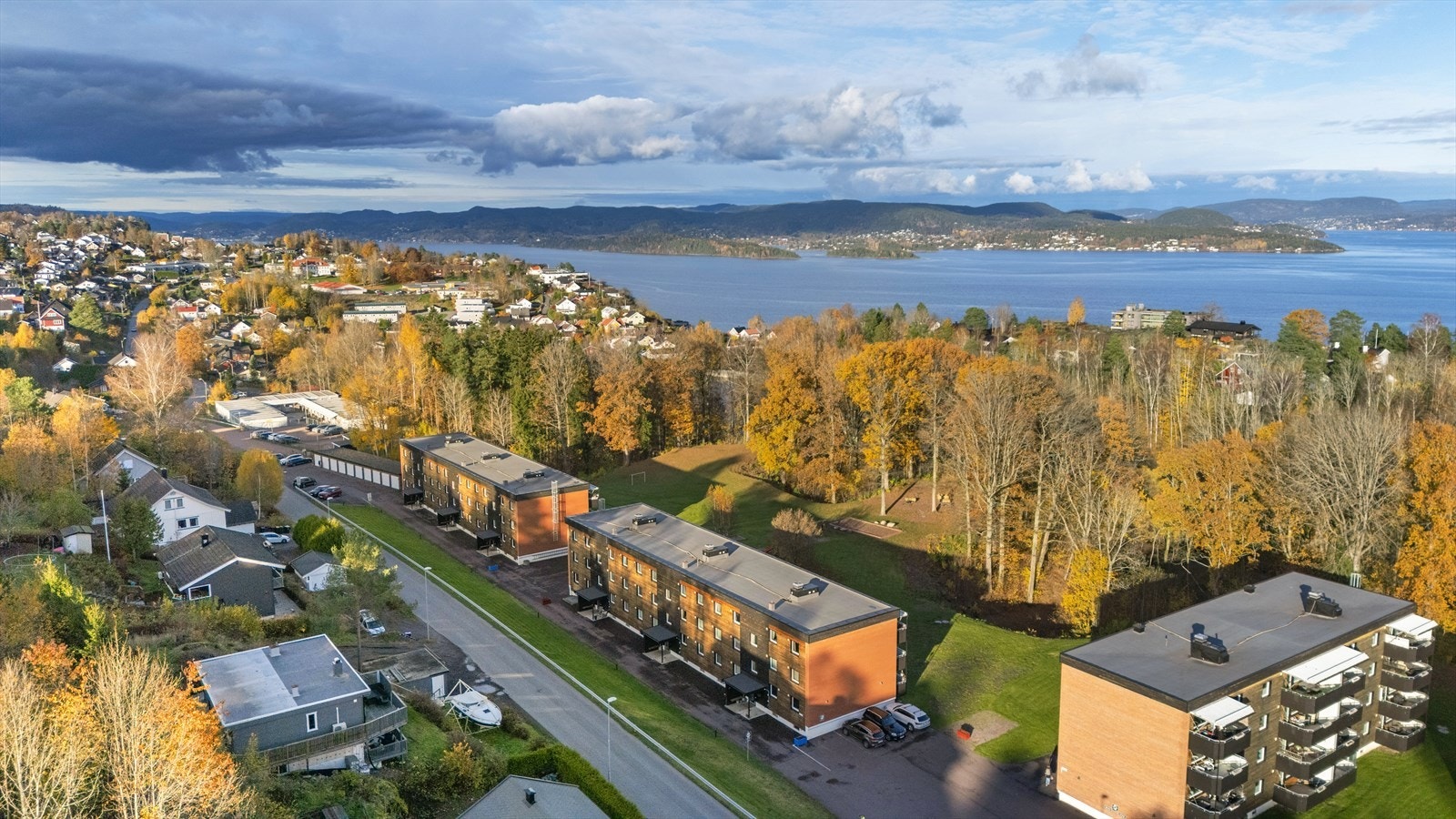 Flott beliggenhet med gangavstand til barnehage (rett ved siden av blokkene) Galleribilde