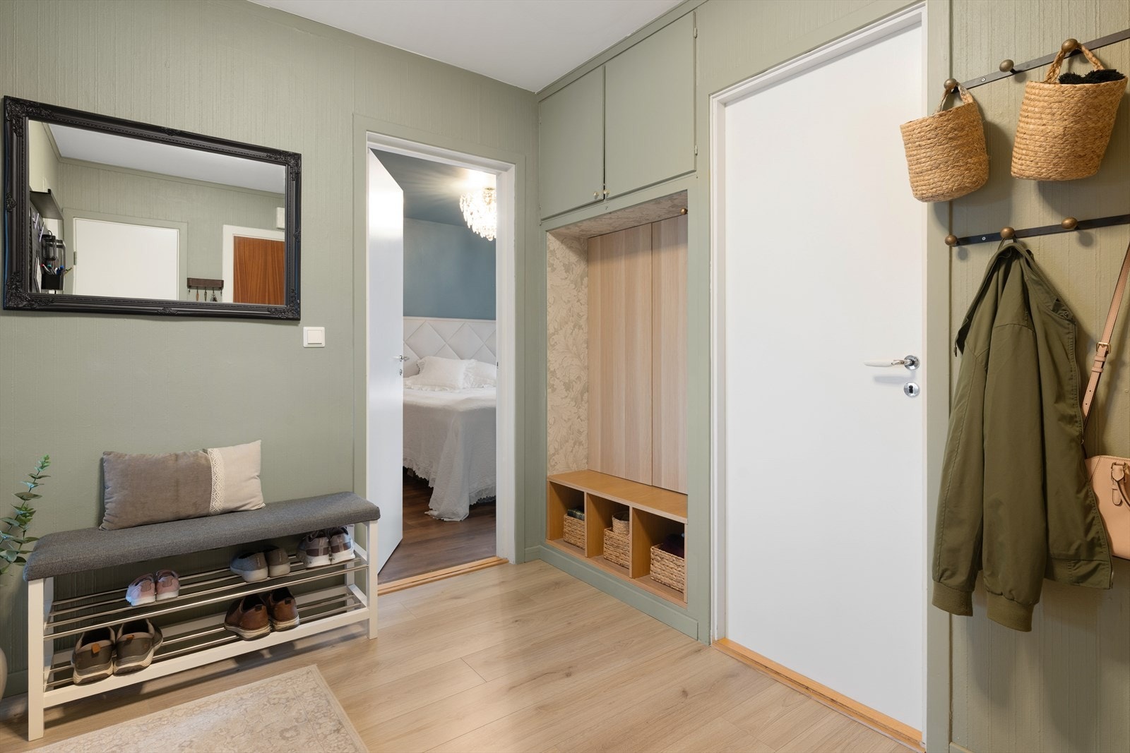 Gang med praktisk integrert skoskap Galleribilde