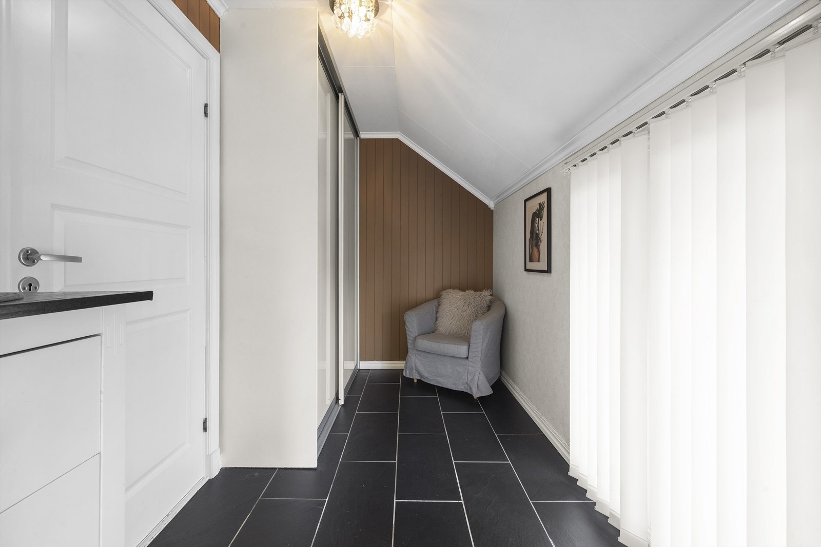 Entrè med skyvedørsgarderobe Galleribilde