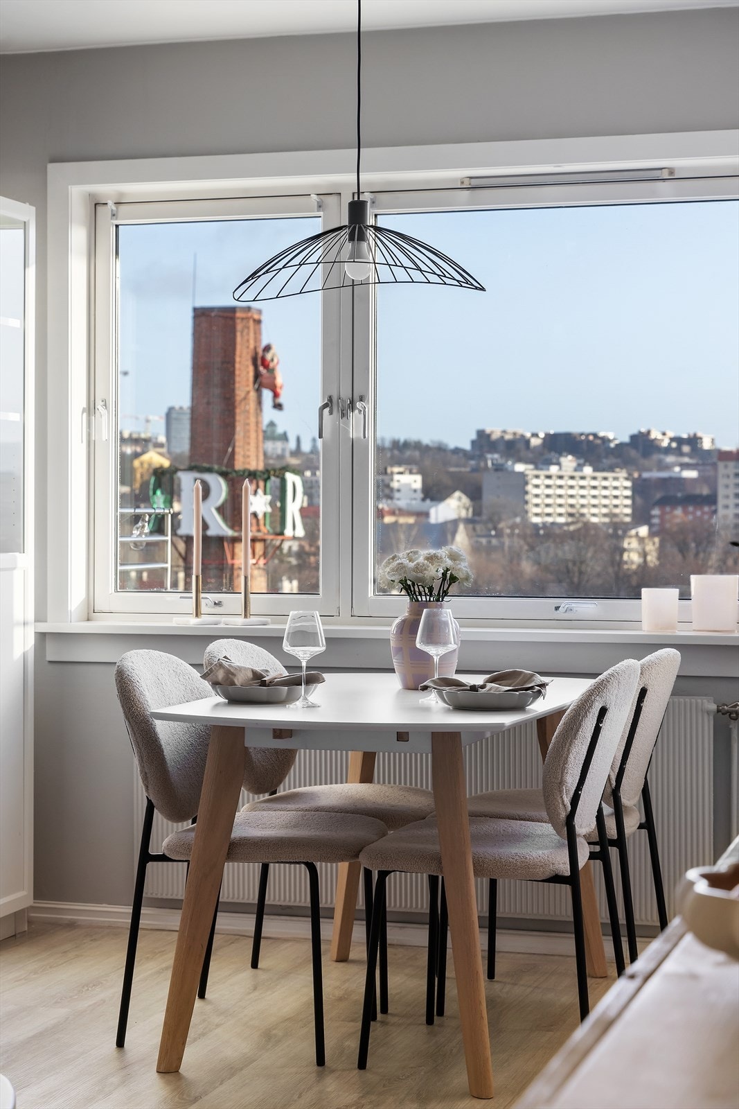 Praktisk spisesone i tilknytning til kjøkken - fint for hverdagsflyt. Galleribilde