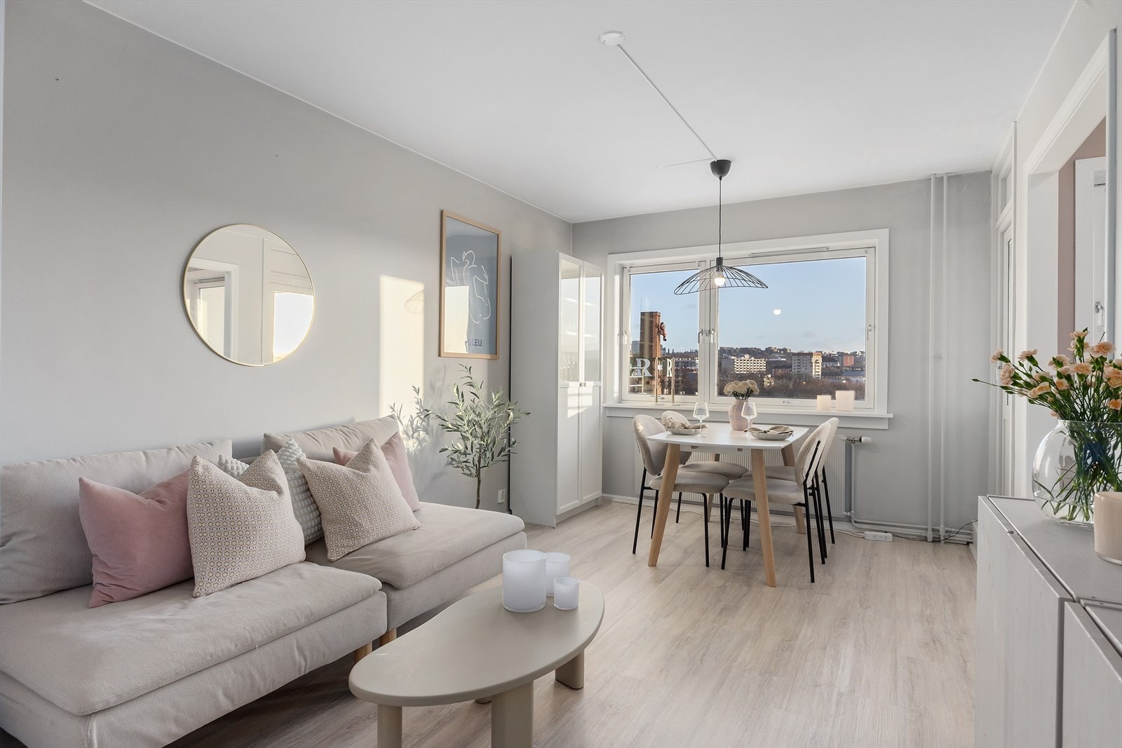 Leiligheten ligger i 18. etasje og har en nydelig utsikt både fra stue og balkong. Galleribilde