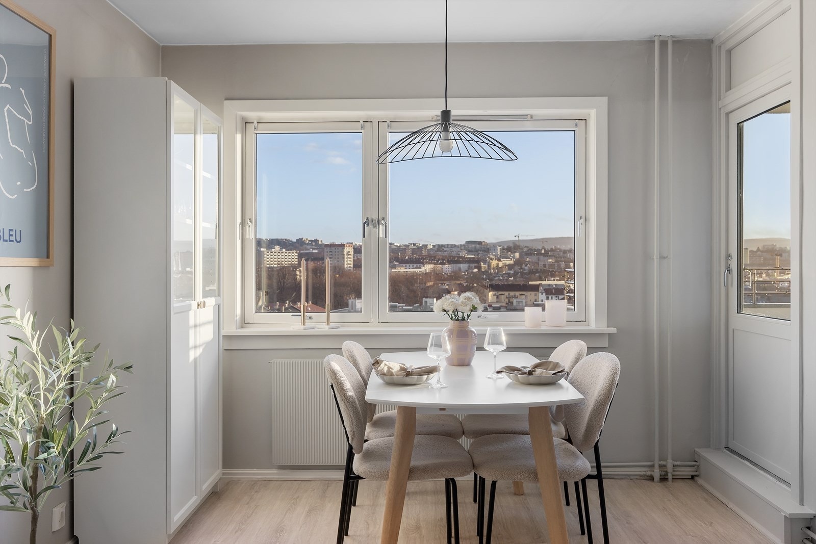 Helt faktastisk utsikt fra spisegruppe. Galleribilde