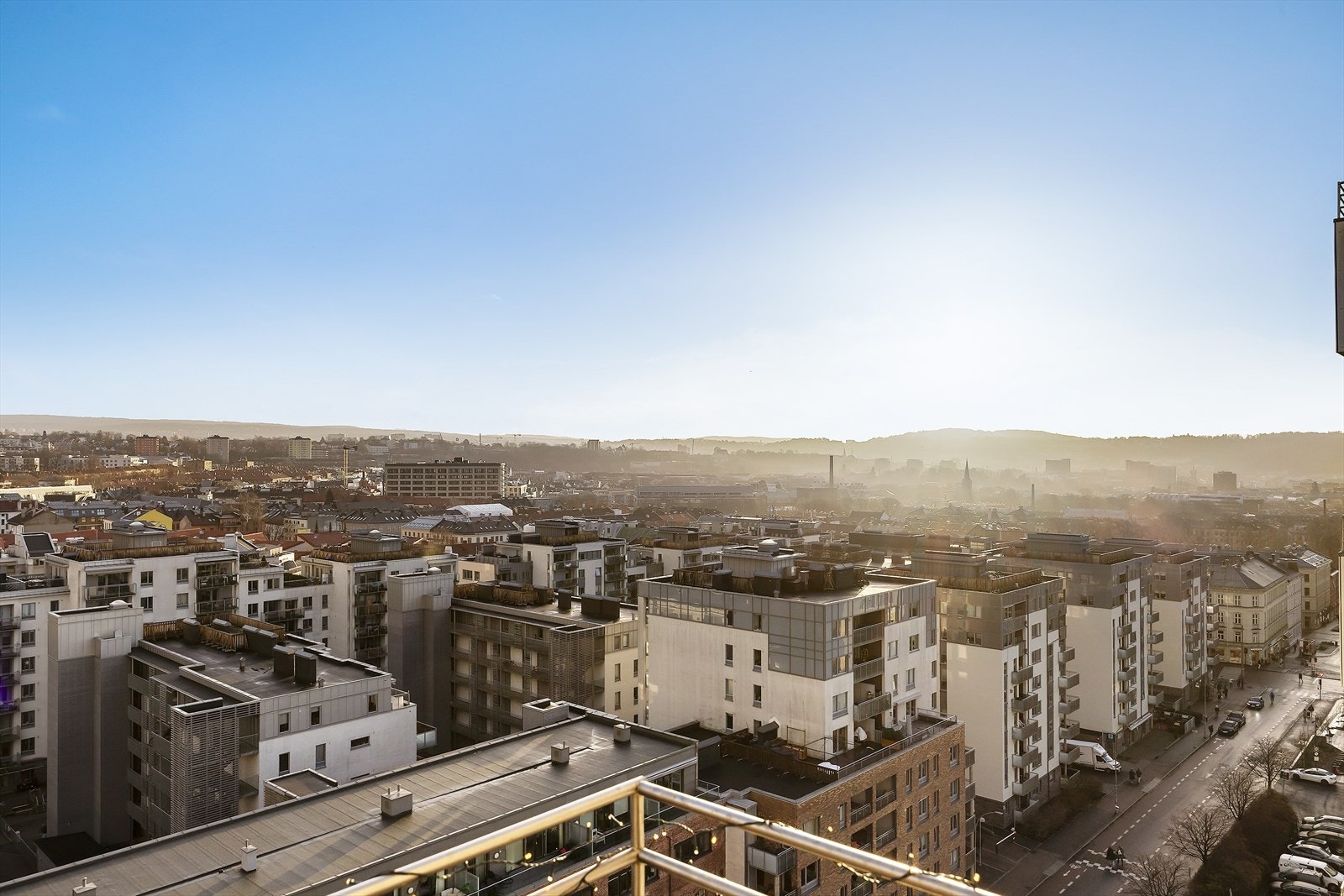 Luftig beliggenhet i 18. etasje - en skjermet og behagelig "byfølelse" høyt oppe. Galleribilde