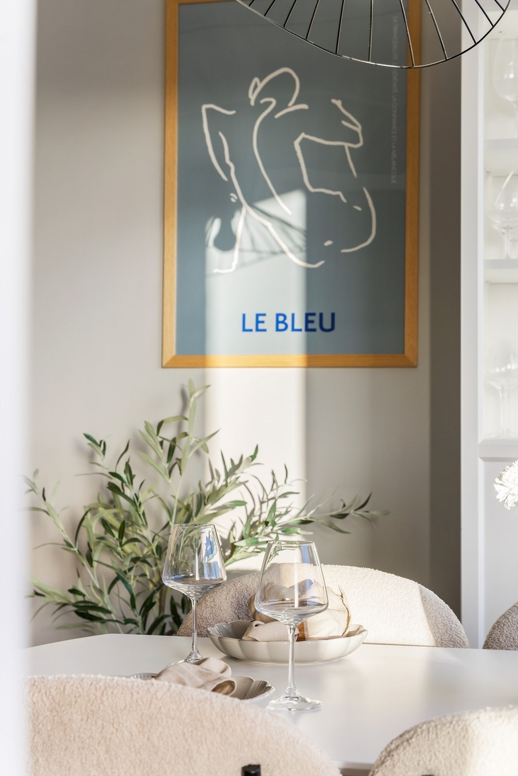 Spiseplassen har en rolig, moderne atmosfære med gode møbleringsmuligheter. Galleribilde