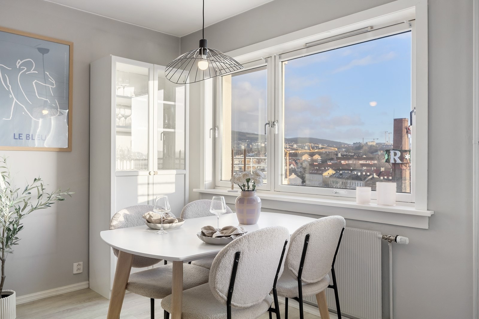 Lys og innbydende leilighet med flotte behagelige farger. Galleribilde