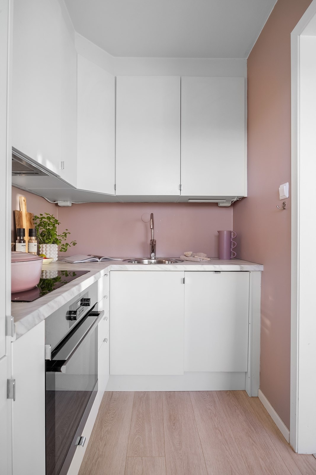 Flott kjøkken med integrert kjøl/fryseskap, oppvaskmaskin og stekeovn. Galleribilde